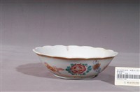 藏品(金黃閃光釉獅子戲球牡丹紋花口碗公)的圖片