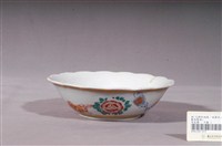 藏品(金黃閃光釉獅子戲球牡丹紋花口碗公)的圖片