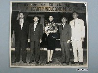 藏品(歡迎中國小姐林素幸與英國官員合影照片)的圖片