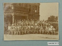 藏品(高雄海軍經理部臺北事務所廳舍前紀念攝影)的圖片