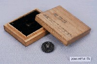 藏品(臺灣總督府後援臺灣生命徵兵保險協會勳章及明信片1組)的圖片