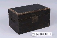 藏品(黑漆橢圓拉把木箱)的圖片