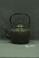 藏品(咖啡色鐵製水壺)的圖片