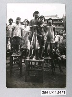 藏品(何懷東攝影作品「凝視」)的圖片