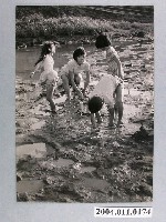 藏品(何懷東攝影作品「河邊喜戲」)的圖片