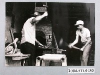 藏品(何懷東攝影作品「打鐵」)的圖片