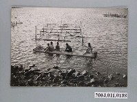 藏品(一群人坐在竹筏上)的圖片