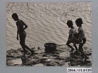 藏品(3名孩童在岸邊找尋某物)的圖片