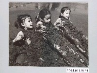 藏品(3名女童在沙灘玩耍)的圖片
