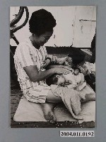 藏品(2名孩童依偎在1名婦人懷中)的圖片