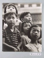 藏品(5名孩童注視到入神)的圖片