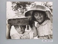 藏品(2名孩童頭戴盆狀容器)的圖片