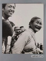 藏品(揹著幼童的老婦開懷大笑)的圖片