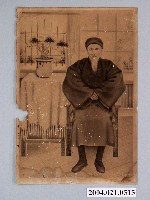 藏品(坐姿男祖先畫像)的圖片