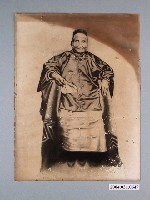 藏品(坐姿女祖先畫像)的圖片