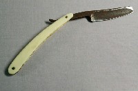 藏品(白柄塑膠直式剃刀)的圖片