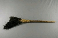 藏品(深褐色木掃帚)的圖片