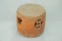 藏品(紅陶金錢銀錠紋灶椅)的圖片