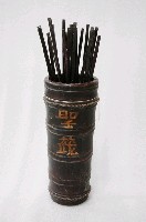 藏品(木製籤筒與竹籤)的圖片
