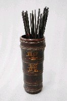 藏品(木製籤筒與竹籤)的圖片