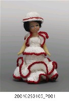 藏品(穿紅邊白毛線洋裝之洋娃娃)的圖片