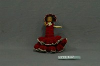 藏品(穿白邊紅毛線洋裝之洋娃娃)的圖片