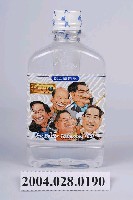 藏品(名牌食品股份有限公司發行2000年總統大選候選人陳水扁等人主題之瓶裝悅氏礦泉水)的圖片