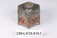 藏品(六角花窗錫製粉盒)的圖片