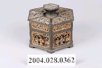 藏品(六角花窗錫製粉盒)的圖片