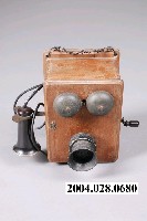 藏品(牆掛式木殼磁石電話機)的圖片