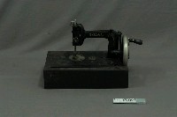 藏品(手搖式縫紉機)的圖片