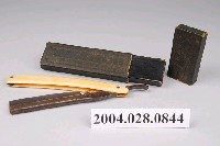 藏品(SUZUMASA牌白色塑膠柄直式剃刀組)的圖片