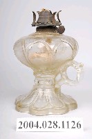 藏品(華南廠製花瓣紋玻璃煤油燈)的圖片