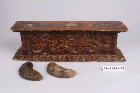 藏品(木製薦盒及一對木筊)的圖片