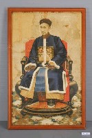 藏品(彩色坐姿男祖先畫像)的圖片