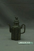 藏品(獅鈕花卉紋八角錫壺)的圖片