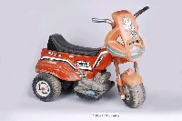 藏品(兒童用紅色電動三輪摩托車)的圖片