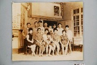 藏品(戲院前合照照片)的圖片