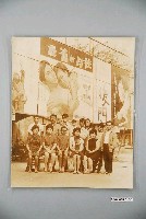藏品(戲院前合照照片)的圖片