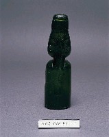 藏品(深綠色圓柱形彈珠汽水瓶)的圖片