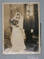 藏品(老宅前黑白結婚照)的圖片