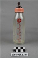 藏品(透明有蓋玻璃奶瓶)的圖片