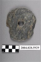 藏品(臺東樟原遺址磨製帶穿圓板)的圖片