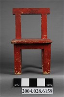 藏品(紅漆木製兒童椅)的圖片