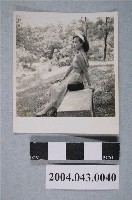 藏品(女子於石椅上獨照)的圖片