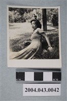 藏品(女子於樹蔭下獨照)的圖片