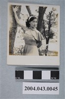 藏品(女子於樹旁獨照)的圖片