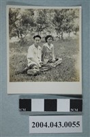 藏品(男女於草地合照)的圖片