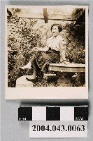 藏品(女子坐於石桌上獨照)的圖片