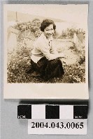 藏品(女子蹲姿獨照)的圖片